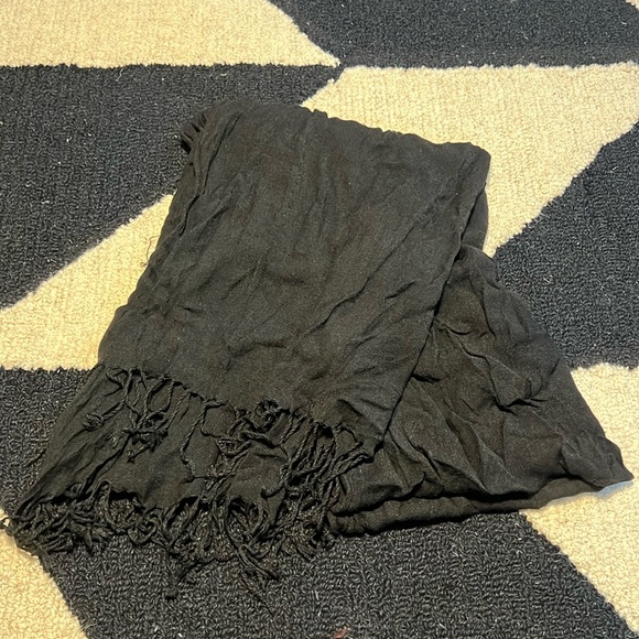 Light weight black scarf - Picture 1 of 3